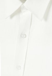Weißes Leinenhemd mit spitzem Kragen, durchgehender Knopfleiste und einem weichen, strukturierten Stoff. Präsentiert ein sauberes, minimalistisches Design.