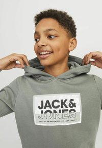 Jack & Jones Junior GEDRUCKT - Džemperis ar kapuci - agave green