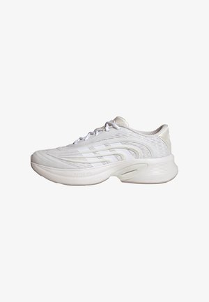 Scarpe da ginnastica bianche con un design aerodinamico, tomaia in mesh strutturato e suola ammortizzata. Presentano un marchio discreto e un sistema di allacciatura.