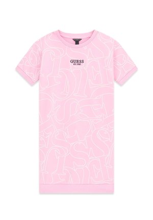 Pink t-shirt med korte ærmer med store hvide konturerede bogstaver og "GUESS EST. 1981" i sort tekst på brystet.