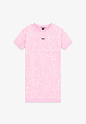 Różowy t-shirt z krótkim rękawem z dużymi białymi konturowanymi literami i "GUESS EST. 1981" w czarnym tekście na piersi.