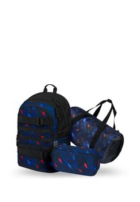 Set di zaino, astuccio e borsa da palestra; motivo geometrico nero e blu con accenti rossi; tessuto resistente; varie dimensioni e forme.