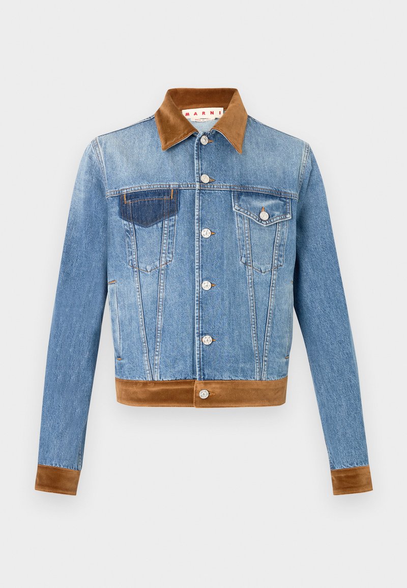 La chaqueta de denim presenta un color azul claro, un cuello y un dobladillo de ante marrón, botones plateados y dos bolsillos en el pecho con un diseño distintivo.
