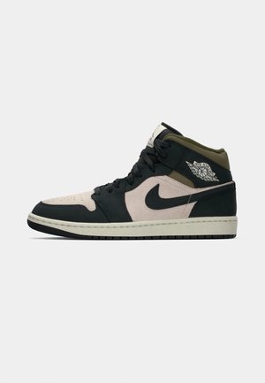 Wysokie sneakersy z czarną, różową i oliwkowo-zieloną zamszową cholewką, z teksturowanym czarnym swooshem, białą podeszwą środkową i akcentami logo.