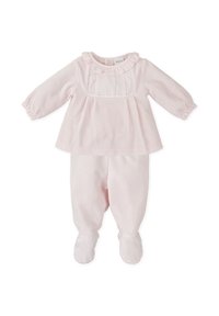 Conjunto de tela suave color rosa claro que presenta un cuello con volantes, mangas largas y acentos a rayas en el cuerpo y los pantalones con pies.
