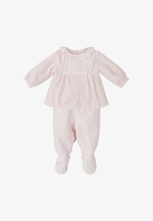 Conjunto de tela suave color rosa claro que presenta un cuello con volantes, mangas largas y acentos a rayas en el cuerpo y los pantalones con pies.