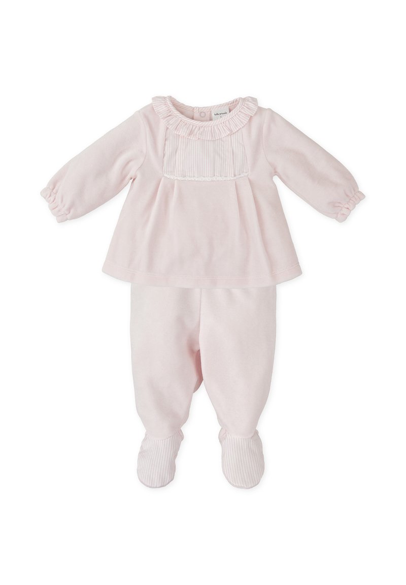 Conjunto de tela suave color rosa claro que presenta un cuello con volantes, mangas largas y acentos a rayas en el cuerpo y los pantalones con pies.