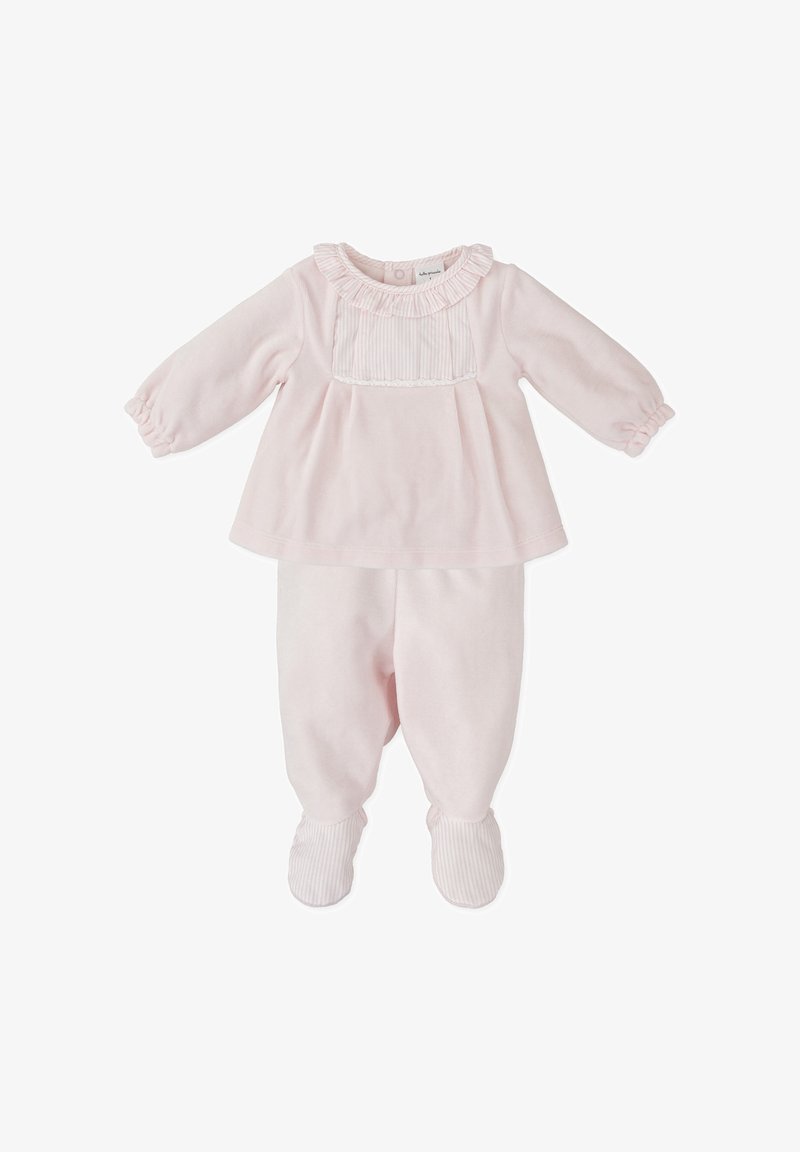 Conjunto de tela suave color rosa claro que presenta un cuello con volantes, mangas largas y acentos a rayas en el cuerpo y los pantalones con pies.