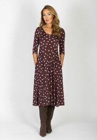 Brązowa sukienka w kropki z rękawami o długości trzech ćwiartek, w kształcie litery A, z kieszeniami i gładkiego materiału, w zestawie z brązowymi botkami do kolan.