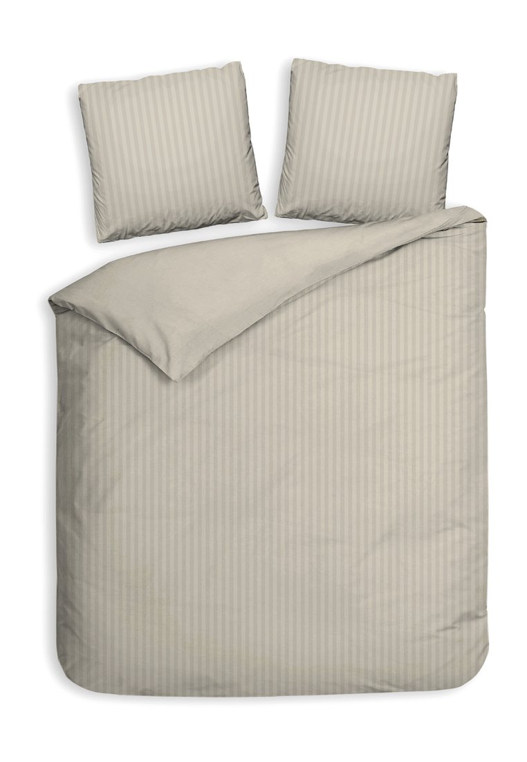 Bettbezugset in hellbeige mit vertikalen Streifen, enthält zwei passende quadratische Kissenbezüge. Hergestellt aus weichem Stoff mit glatter Textur.