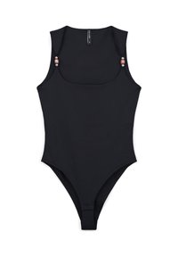 Costume da bagno intero nero con scollatura a barco, spalline larghe e dettagli decorativi in metallo sulle spalle. Tessuto liscio, design aderente.