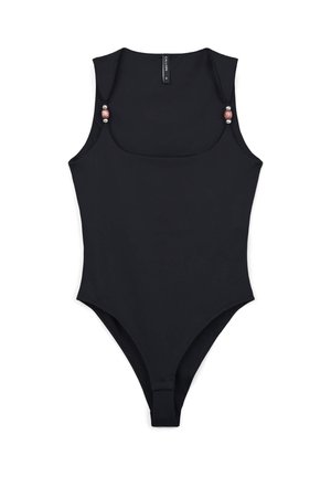 Costume da bagno intero nero con scollatura a barco, spalline larghe e dettagli decorativi in metallo sulle spalle. Tessuto liscio, design aderente.