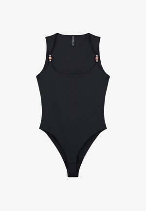 Costume da bagno intero nero con scollatura a barco, spalline larghe e dettagli decorativi in metallo sulle spalle. Tessuto liscio, design aderente.