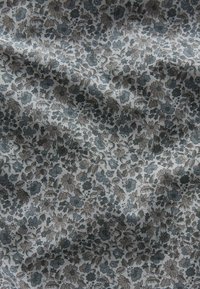 Blumenstoff in gedämpften Blau-, Grau- und Brauntönen, mit kleinen Blumen und Blättern auf einem hellen Hintergrund mit weicher Textur.