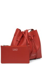 Borsa a secchiello rossa in pelle con strap regolabili, caratterizzata da una texture liscia e una piccola pochette con cerniera abbinata, dotata di dettagli con logo.