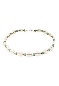 Collana di conchiglie con conchiglie lisce di colore crema e perline verdi, annodate con un gancio d'argento. La texture varia tra i materiali.