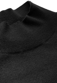 Maglione a collo alto di colore nero realizzato in morbido tessuto a costine; presenta un colletto alto e una struttura senza cuciture. Superficie texture senza motivi.