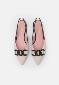 Beiga ballerinaskor med spetsig tå och svart kedjeaccent samt sänkt hälla. Innersulan är ljusrosa och ovandelen har en slät textur.