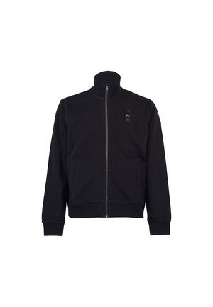 Giacca nera con zip e colletto alto, tasche frontali e delicate rifiniture del marchio; texture liscia e design aderente.