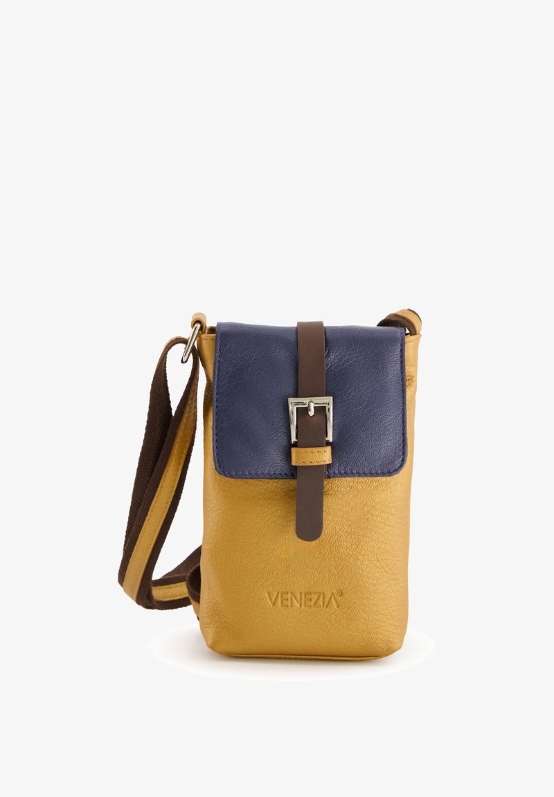 Leren schoudertas in geel en marineblauw, met een bruine schouderriem en een metalen sluiting. Gevoerde oppervlakte met logo. Compact ontwerp.