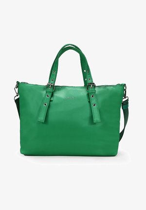 Bolso de mano de imitación de cuero verde con asas superiores dobles, correa de hombro ajustable, herrajes metálicos y detalles de costura visibles.