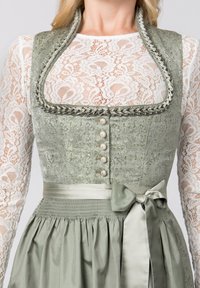 Grünes Dirndlkleid mit aufwendigem Stoff und Paisleymuster, tailliertem Oberteil, Spitzenärmeln, Knopfverschluss und einem Satinschleifen-Gürtel.