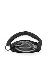 Sort håndledstaske med lynlås åbnet for at vise to rum med stofforing og en nøglekrog fastgjort til remmen.