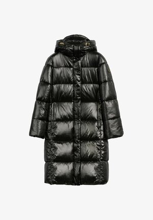 Czarna puchowa kurtka o błyszczącym wykończeniu, z kapturem, złotymi detalami i pikowanym wzorem z dużymi sekcjami. Długie rękawy.