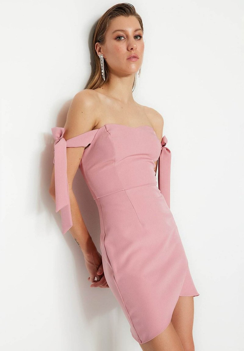 Trendyol Sukienka etui/różowy Zalando.pl