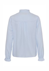 Hellblau gestreiftes Hemd mit langen Ärmeln, hohem Kragen, elastischen Bündchen und einem Rückenpasse. Glatte Stofftextur.