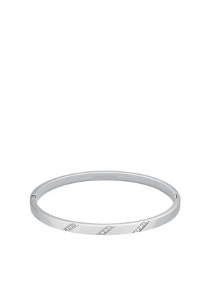 Brazalete de plata con un diseño liso y redondeado, que presenta acentos diagonales con pequeños cristales incrustados. Inscripción: "ROSEFIELD" en el interior.