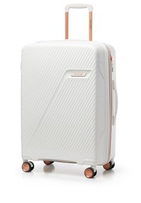 Maleta rígida blanca con un diseño de surcos diagonales. Cuenta con un asa de cobre retráctil y cuatro ruedas multidireccionales para facilitar la movilidad.