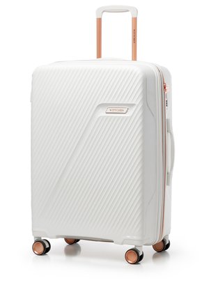 Weißer Hartschalenkoffer mit diagonaler Rillenstruktur. Verfügt über einen ausziehbaren Kupfergriff und vier multidirektionale Rollen für Beweglichkeit.