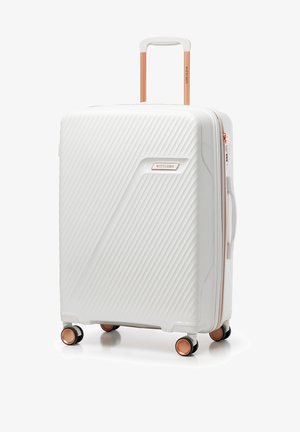 Weißer Hartschalenkoffer mit diagonaler Rillenstruktur. Verfügt über einen ausziehbaren Kupfergriff und vier multidirektionale Rollen für Beweglichkeit.