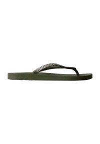 Tongs vert olive avec une fine bride texturée ornée de petits clous métalliques ronds, vues de profil sur fond blanc.