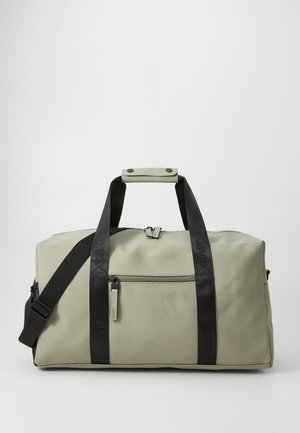 Borsa da viaggio rettangolare grigia chiara con manici neri, tasca frontale con zip, chiusura superiore con zip e impugnatura imbottita su sfondo neutro.
