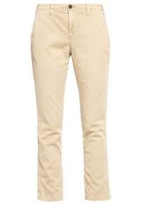 Chinos en coton beige avec une coupe slim, dotés d'une fermeture à bouton, de poches avant et d'une texture lisse avec des détails de couture minimaux.