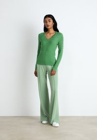 GANT STRETCH CABLE V-NECK - Pulover - seacrest green