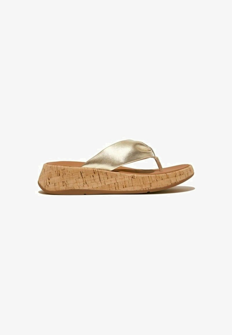 Gouden metallic flip-flops met een kurken wigzool, voorzien van een gladde band en een gestructureerde zool, die een casual ontwerp bieden.