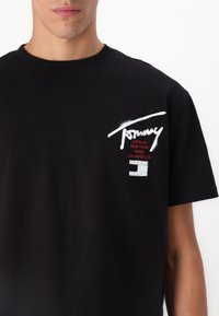 Tommy Jeans GRAFFITI TEE UNISEX - Marškinėliai su spaudiniu - black