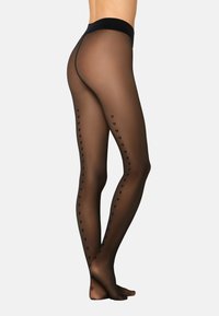 Collants opaques noirs à texture lisse, avec un motif de cœurs sur les côtés et une ceinture noire unie. Modèle à bouts ouverts.
