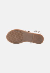 Sohlen von Sandalen mit einer strukturierten braunen Gummiunterseite, ausgestattet mit einem geformten Design und geprägter Größe 37, geeignet für die Freizeit.