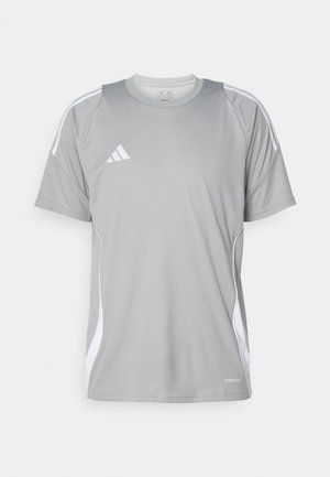 Lys grå treningst-skjorte med korte ermer, med hvite detaljer og Adidas-logo på venstre bryst. Laget av pustende materiale.