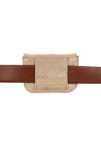 Hnědý kožený opasek s béžovou, třpytivou kapsičkou s texturovaným povrchem a bezpečným zavíráním na klapku.