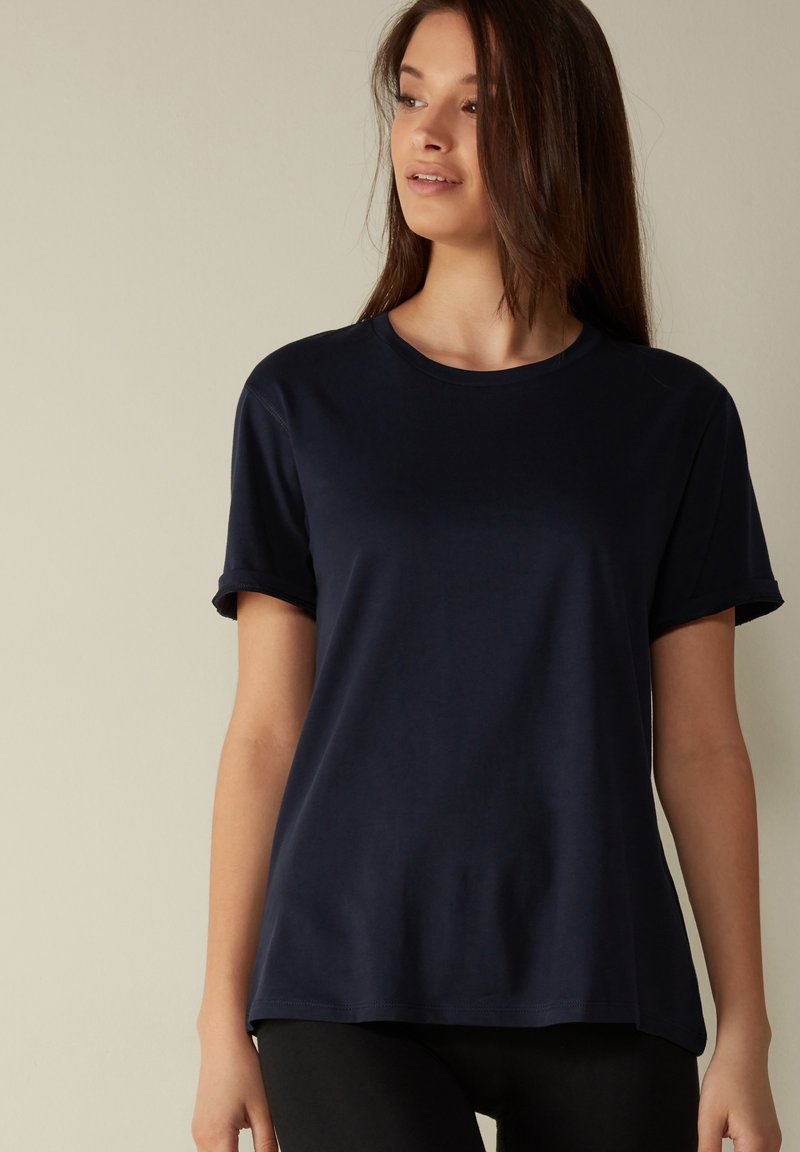 Marineblå kortærmet t-shirt med rund hals, lavet af blødt stof, med en afslappet pasform og simpelt design uden mønstre.