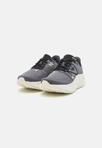New Balance FRESH FOAM X MORE V4 - Tekaški copati za cesto - black