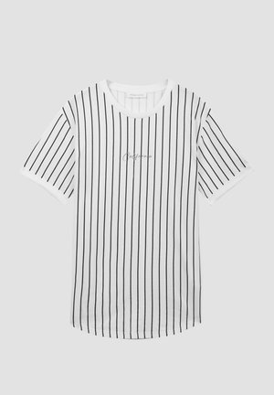 Weißes T-Shirt mit kurzen Ärmeln, schwarzen vertikalen Streifen und dem handschriftlich geschriebenen Schriftzug "California" auf der Brust, Rundhalsausschnitt, flach liegend.
