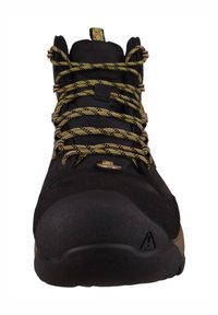 Schwarzer Wanderschuh mit gelb-schwarz gemusterten Schnürsenkeln, Gummikappe an der Spitze und strukturiertem Obermaterial. Ausgestattet mit Metallösen und einem robusten Design.