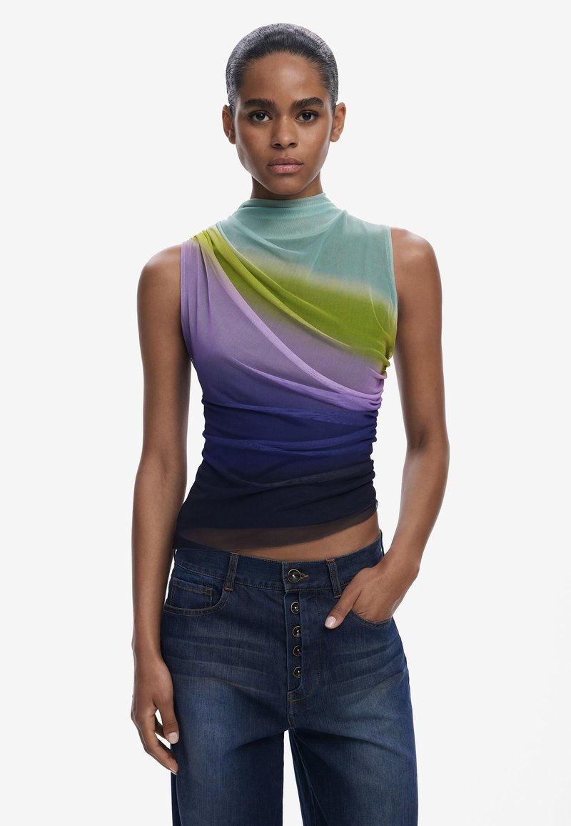 Ärmelloses Top mit lila und grünen Farbverlauf und drapiertem Design, kombiniert mit hoch taillierten dunkelblauen Jeans mit Knopfleiste.