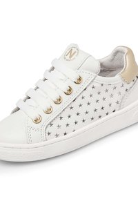 Sneakers bianchi in pelle con motivo a stelle, dettagli dorati e lacci bianchi. Presentano una suola testurizzata e un design con punta rotonda.